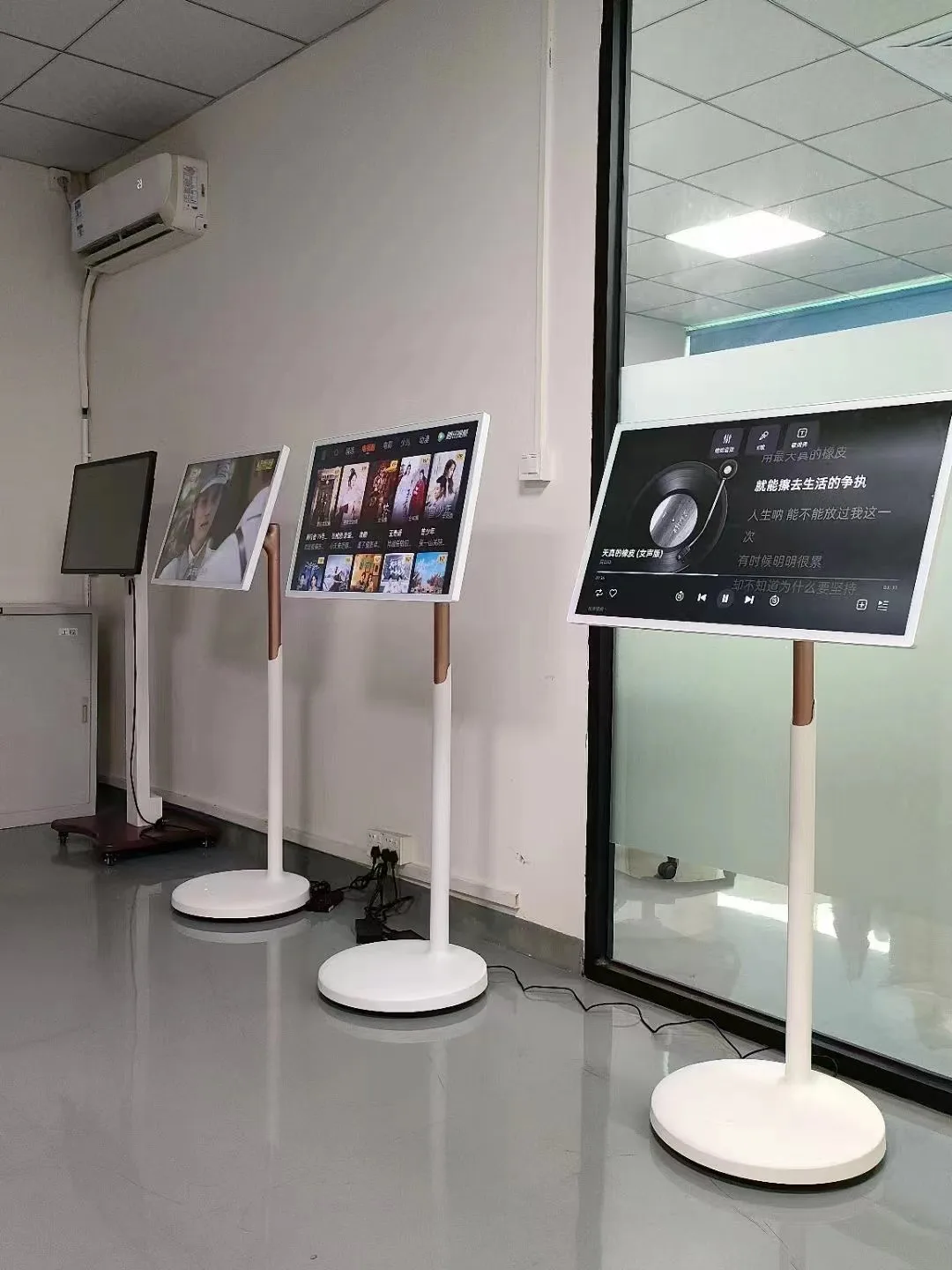 Touch Screen 32 Inch Portable  - Yoga Fitness Video のレビューと価格